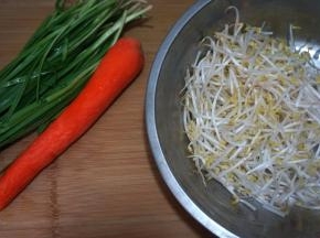 饧面的时候来处理一下馅料：韭菜择洗干净，胡萝卜刮掉外皮，绿豆芽挑去不好的，洗净沥干水