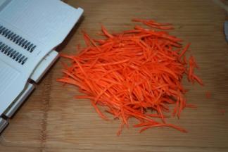 胡萝卜用擦丝器擦成丝，如果刀功好，刀切丝也成噢