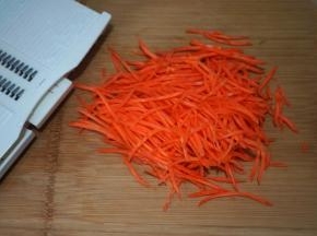 胡萝卜用擦丝器擦成丝，如果刀功好，刀切丝也成噢