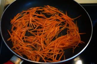 炒锅中倒适量油，先将胡萝卜入锅中翻炒几下