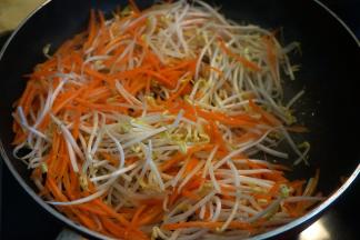 倒入豆芽菜翻炒一分钟