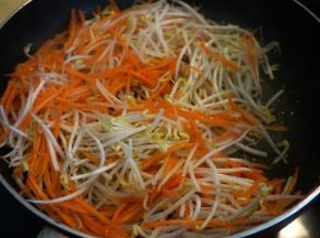 倒入豆芽菜翻炒一分钟