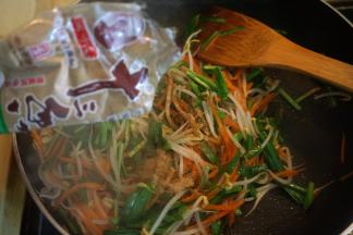 韭菜入锅中，加适量盐、十三香，翻炒断生