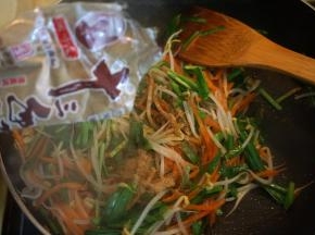 韭菜入锅中，加适量盐、十三香，翻炒断生