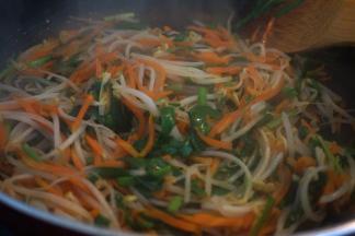 炒好的菜盛出晾凉使用