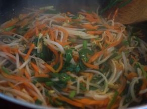 炒好的菜盛出晾凉使用