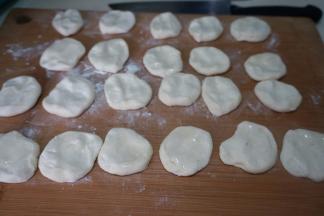 切成包饺子时的大小剂子，取双数最好；两两一对，在其中一个上面轻轻刷点植物油