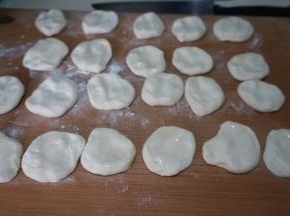 切成包饺子时的大小剂子，取双数最好；两两一对，在其中一个上面轻轻刷点植物油