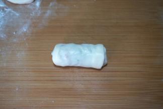 从下往上卷，一边卷一边抻面皮，这样面皮可以非常薄，卷好后直接放入煎锅中