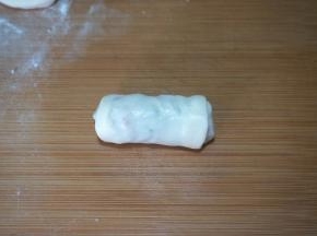 从下往上卷，一边卷一边抻面皮，这样面皮可以非常薄，卷好后直接放入煎锅中