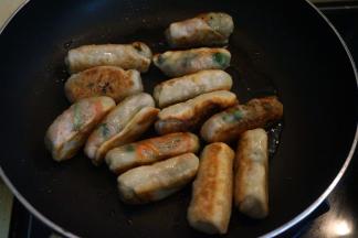 待上下两面都煎金黄，将侧面也煎一下，出锅