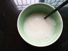 40克纯牛奶和80克细砂糖放入小碗里，微波炉加热，或者放奶锅，用电磁炉加热，使细砂糖融化即可，放凉备用