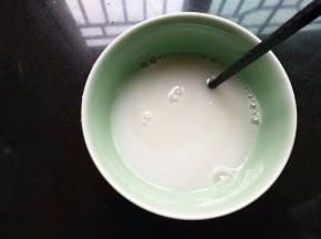 40克纯牛奶和80克细砂糖放入小碗里，微波炉加热，或者放奶锅，用电磁炉加热，使细砂糖融化即可，放凉备用