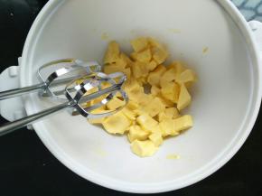 黄油切小块，室温软化，手指能轻轻按下