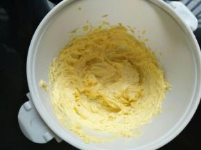 电动打蛋器打散