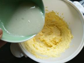 分3次加入牛奶糖水，每次都要搅打均匀，再加下一次的牛奶糖水