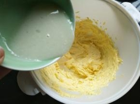 分3次加入牛奶糖水，每次都要搅打均匀，再加下一次的牛奶糖水