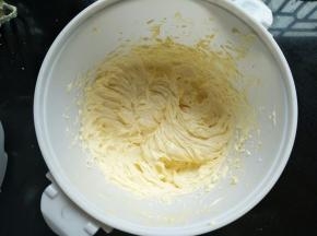 黄油颜色发白，体积变大