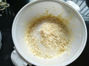 把低筋面粉、盐和杏仁粉加入