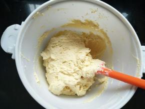 翻拌混合均匀，此时预热烤箱180℃