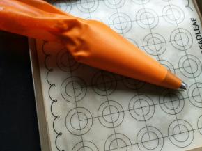 裱花嘴和面糊装入硅胶袋