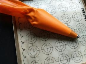 裱花嘴和面糊装入硅胶袋