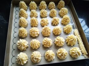 挤出自己喜欢的花型，我挤一盘稍微有点厚，亲们可以挤圈圈，挤薄点，分2盘烤