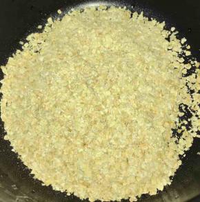 1. 燕麦片放入碗内，倒入适量白芝麻，比例随自己喜好