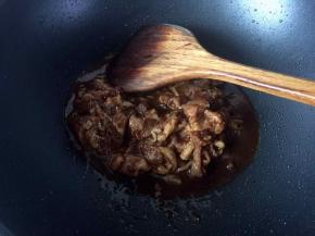 锅里热油后放入腌制好的肉丝炒熟即可