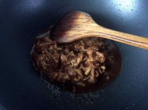 锅里热油后放入腌制好的肉丝炒熟即可