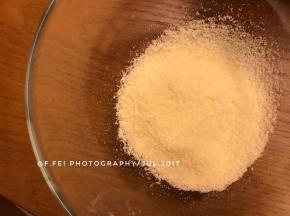 静置完毕后，我们就开始筛粉吧。这个过程有点漫长。要有耐心耐心耐心。重要的事情说三遍。