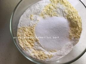 加入白糖。100克的白糖是原方子里的。我们觉得甜，稍微减少了20克。