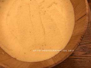 然后按一层玉米糯米粉一层红糖的顺序放完全部所有的玉米糯米混合粉