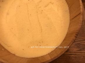 然后按一层玉米糯米粉一层红糖的顺序放完全部所有的玉米糯米混合粉