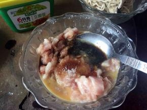 然后加入白砂糖、生抽、葱姜料酒搅拌均匀