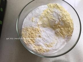 混合玉米粉和糯米粉。选择的糯米粉最好不要是水磨糯米粉。