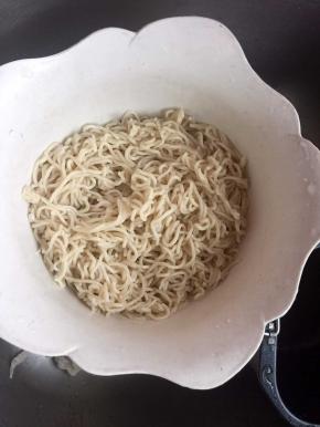 面条用开水烫过后用凉水过一下，再烧开水煮熟