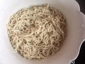 面条用开水烫过后用凉水过一下，再烧开水煮熟