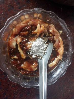 加入生粉搅拌均匀后腌制半小时以上