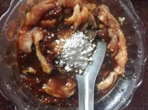 加入生粉搅拌均匀后腌制半小时以上