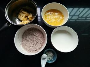 材料准备好，低筋面粉和可可粉混合均匀
