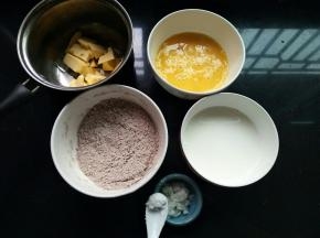 材料准备好，低筋面粉和可可粉混合均匀