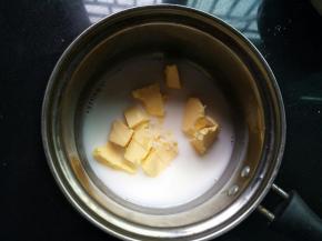 黄油，牛奶，糖和盐倒入奶锅里