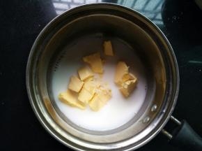 黄油，牛奶，糖和盐倒入奶锅里