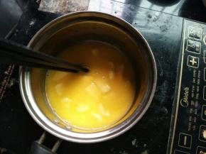 磁炉小火加热，不停的搅拌，使黄油融化成液体