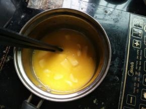 磁炉小火加热，不停的搅拌，使黄油融化成液体