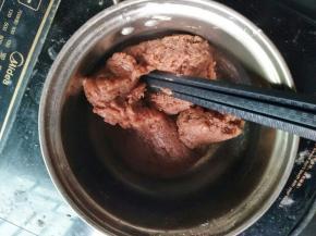 倒入混合好的面粉，快速搅拌均匀