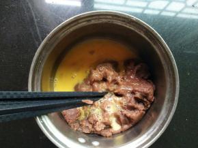 鸡蛋液分多次加入，每次都要先搅拌均匀，再加下一次的蛋液（面粉吸水性不同。鸡蛋液可能会有剩余）