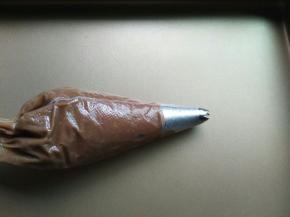 裱花嘴和面糊装入裱花袋