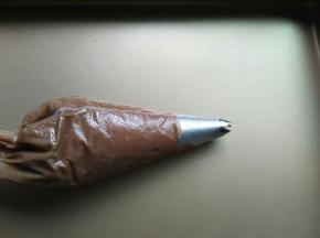 裱花嘴和面糊装入裱花袋